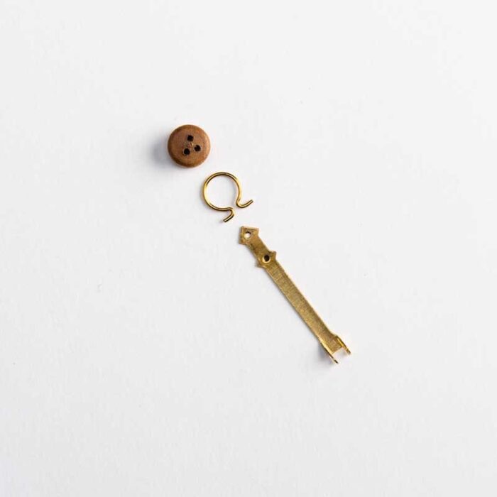cadenote-de-laton-con-vigota-de-nogal (1)